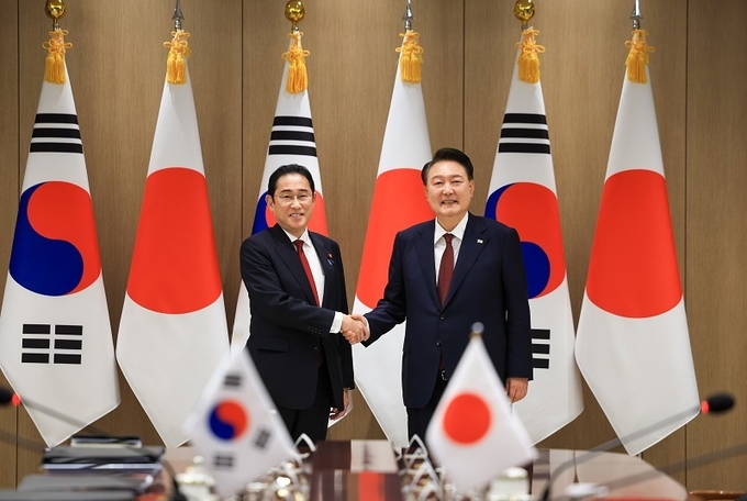 윤석열 대통령이 26일 용산 대통령실 청사에서 열린 한일 정상회담에서 기시다 후미오 일본 총리와 기념촬영을 하고 있다. (대통령실 제공)