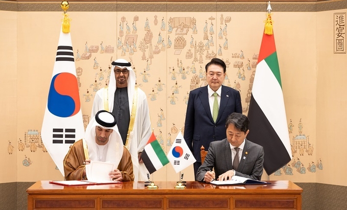 윤석열 대통령과 모하메드 빈 자이드 알 나흐얀 아랍에미리트(UAE)대통령이 29일 서울 용산 대통령실 청사에서 열린 한·아랍에미리트(UAE) 협정 및 양해각서(MOU) 체결식에 배석해 안덕근 산업통상자원부 장관과 타니 빈 아흐메드 알 제유디 UAE 경제부 대외무역특임장관의 포괄적경제동반자협정 서명 모습을 지켜보고 있다. (대통령실 제공)
