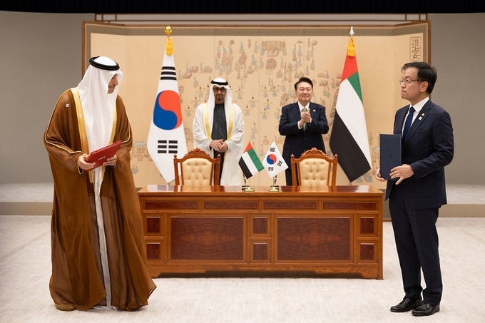 윤석열 대통령과 모하메드 빈 자이드 알 나흐얀 아랍에미리트(UAE) 대통령이 29일 서울 용산 대통령실 청사에서 열린 한·UAE 협정 및 양해각서(MOU) 체결식에 배석해 최상목 경제부총리 겸 기획재정부 장관과 UAE 무바달라 사장의 투자 협력 체계 MOU 서명 뒤 박수를 치고 있다. (대통령실 제공)