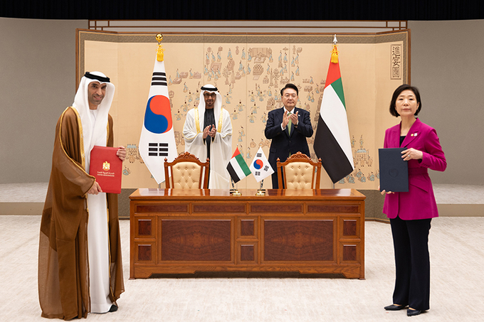 윤석열 대통령과 모하메드 빈 자이드 알 나흐얀 아랍에미리트(UAE)대통령이 29일 서울 용산 대통령실 청사에서 열린 한·UAE 협정 및 양해각서 체결식에 배석해 오영주 중기부 장관과 타니 빈 아흐메드 알 제유디 UAE 경제부 대외무역특임장관의 중소벤처위원회 신설 양해각서 서명 뒤 기념촬영을 하고 있다. (사진=대통령실)