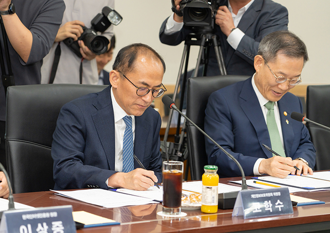 고학수 개인정보보호위원회 위원장(왼쪽)이 6월 3일 오후 서울 종로구 정부서울청사에서 개최된 AI·데이터 기반 보이스피싱 예방을 위한 업무협약식에서 MOU 서명을 하고 있다. (사진=개인정보보호위원회)