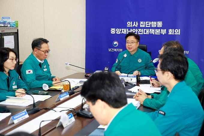 조규홍 보건복지부 장관이 10일 오전 정부세종청사 보건복지부 영상회의실에서 의사 집단행동 중앙재난안전대책본부 회의를 주재하고 있다. (복지부 제공)