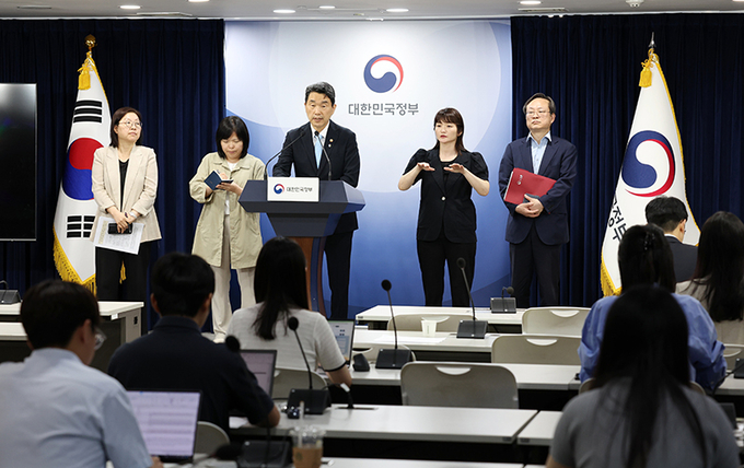 이주호 사회부총리 겸 교육부 장관이 14일 정부서울청사에서 의대교육 정상화 관련 브리핑을 하고 있다. (사진=교육부)