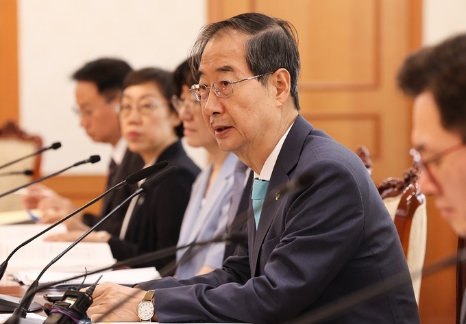 한덕수 국무총리가 14일 서울 종로구 정부서울청사에서 자살예방정책위원회 회의에서 모두발언을 하고 있다.