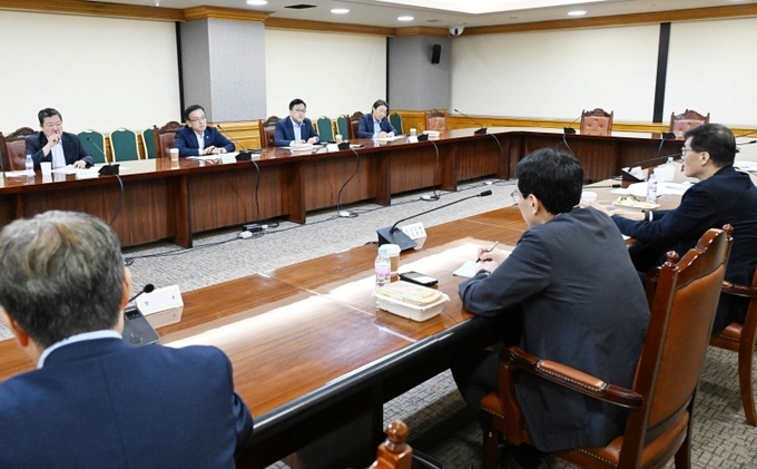 최상목 경제부총리 겸 기획재정부 장관이 6일 서울 중구 은행회관에서 열린 '국내외 금융시장 동향 관련 긴급 거시경제 금융현안 간담회'에서 모두발언을 하고 있다.
