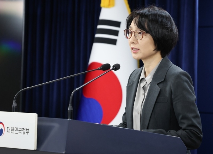 정경실 보건복지부 의료개혁추진단장이 27일 서울 종로구 정부서울청사에서 열린 의료개혁 추진상황 브리핑에서 상급종합병원 구조전환 지원사업 추진방안을 발표하고 있다.
