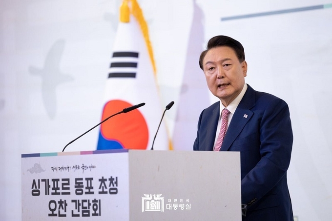 윤석열 대통령이 9일(현지시각) 싱가포르 샹그릴라 호텔에서 열린 싱가포르 동포 초청 오찬 간담회에서 격려사를 하고 있다.(사진=대통령실 홈페이지)