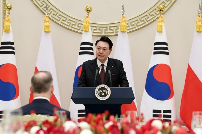 윤석열 대통령이 24일 청와대 영빈관에서 열린 안제이 두다 폴란드 대통령 환영 국빈 만찬에서 인사말을 하고 있다. (대통령실 제공)