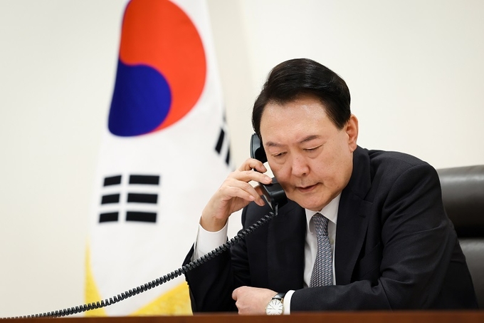 윤석열 대통령이 29일 서울 용산 대통령실에서 볼로디미르 젤렌스키 우크라이나 대통령과 전화 통화를 하고 있다.(대통령실 제공)