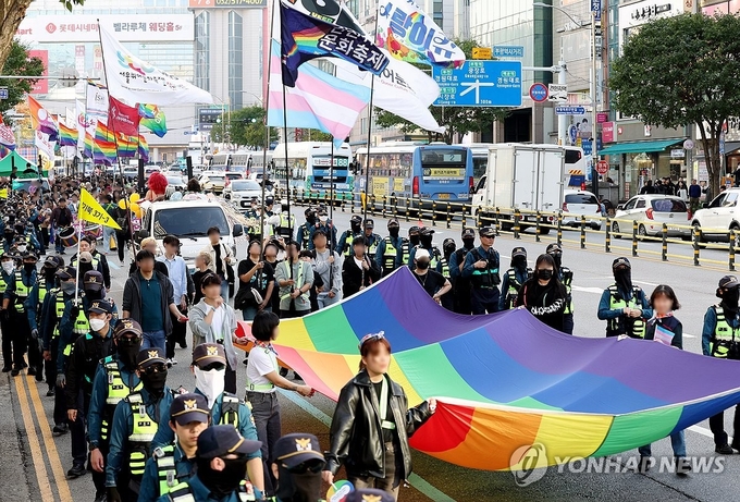 2일 오후 인천시 부평구 부평역 인근에서 제7회 인천퀴어문화축제가 열리고 있다. 2024.11.4. / 연합뉴스
