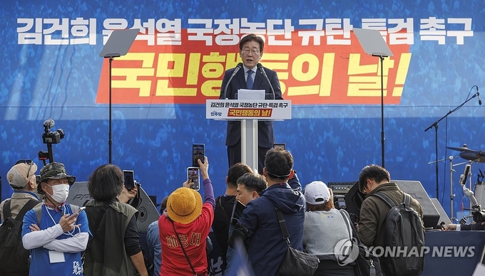 국정농단 규탄·특검 촉구하는 이재명 대표 = 더불어민주당 이재명 대표가 2일 서울 중구 서울역 일대에서 더불어민주당 주최로 열린 김건희 윤석열 국정농단 규탄·특검 촉구 국민행동의 날 무대에 올라 연설하고 있다. 2024.11.4./연합뉴스