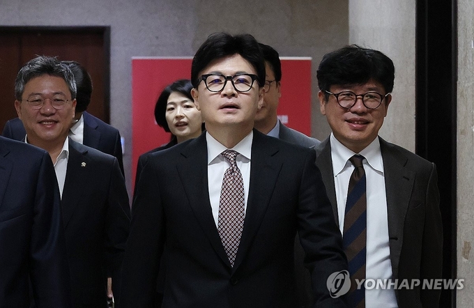 당 대표실 향하는 한동훈 대표=국민의힘 한동훈 대표(가운데)가 4일 오전 국회에서 열린 최고위원회의에 참석하기 위해 이동하고 있다. 2024.11.5./연합뉴스