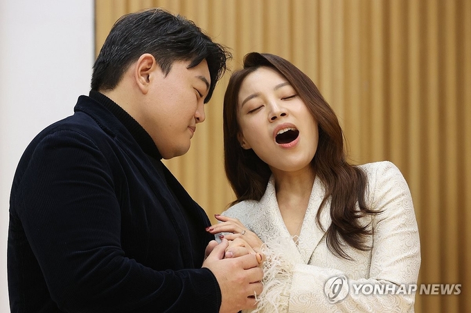 【황수미-김정훈, 환상의 호흡】 소프라노 황수미와 테너 김정훈이 7일 오후 서울 종로구 세종문화회관 예술동에서 열린 오페라 '라보엠' 제작발표회에서 공연 일부를 선보이고 있다. 2024.11.7./연합뉴스