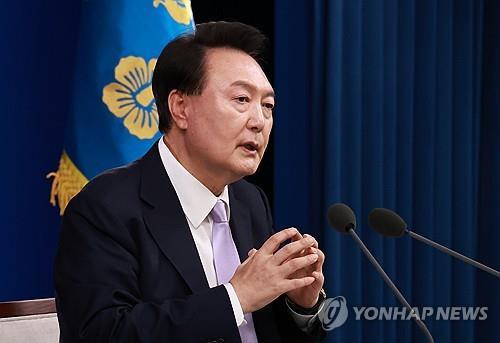 【취재진 질문에 답변】 윤석열 대통령이 7일 오전 서울 용산 대통령실 청사 브리핑실에서 열린 '대국민담화 및 기자회견' 말미에 취재진의 추가 질문에 답하고 있다. 2024.11.7./연합뉴스