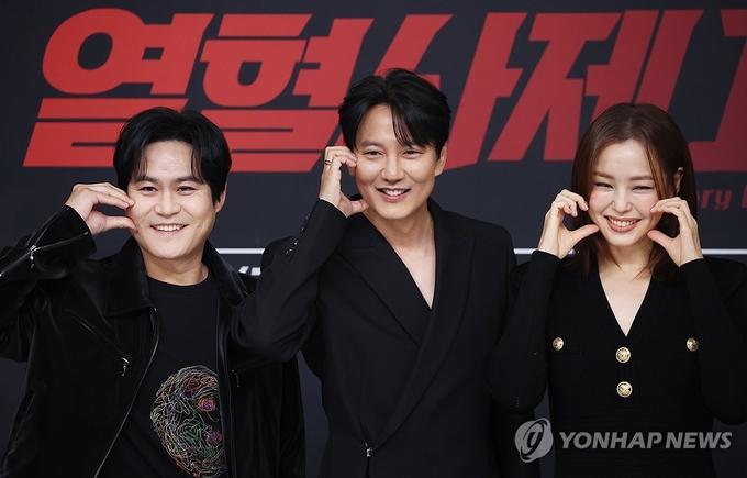 【이하늬·김남길·김성균의 볼하트】 배우 이하늬(오른쪽부터), 김남길, 김성균이 8일 오후 서울 양천구 SBS 사옥에서 열린 SBS 새 금토드라마 '열혈사제' 시즌2 제작발표회에서 포즈를 취하고 있다. 2024.11.8./연합뉴스