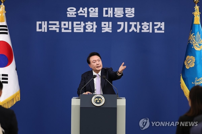 【윤석열 대통령, 대국민 담화 및 기자회견】 윤석열 대통령이 지난 7일 오전 서울 용산 대통령실 청사 브리핑실에서 열린 '대국민담화 및 기자회견'에서 북한 문제에 대한 질문을 준비한 외신 기자에게 질문할 기회를 주고 있다. 2024.11.8./연합뉴스