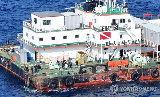 금성호 실종자 구조작업 준비하는 민간업체 관계자들. (제주=연합뉴스) 부산 선적 대형 선망 금성호(129t) 침몰 사고 엿새째인 13일 오후 제주 비양도 북서쪽 22㎞ 사고해역에 도착한 민간 구조업체 바지에서 관계자들이 구조작업을 준비하고 있다. 2024.11.13. / 연합뉴스