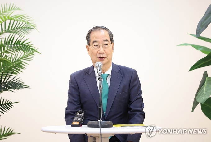 출입기자간담회에서 발언하는 한덕수 총리. (서울=연합뉴스) 한덕수 국무총리가 13일 오전 정부서울청사 별관에서 열린 출입기자단과의 간담회에서 질문에 답하고 있다. 2024.11.13. / 연합뉴스