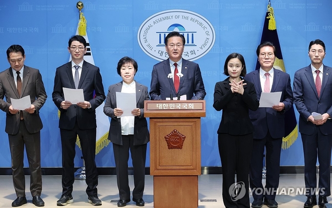 【국민의힘 법사위원, 이재명 대표 재판 생중계 촉구】 (서울=연합뉴스) 7일 국회에서 국민의힘 유상범 의원(가운데) 등 법제사법위원회 여당 의원들이 더불어민주당 이재명 대표의 재판 중계를 촉구하는 기자회견을 하고 있다. 2024.11.13. / 연합뉴스