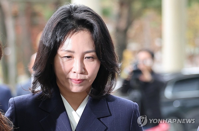 【1심 선고공판 출석하는 김혜경 씨】 (수원=연합뉴스) 공직선거법 위반 혐의로 불구속기소 된 더불어민주당 이재명 대표의 배우자 김혜경 씨가 14일 오후 경기도 수원시 영통구 수원지방법원에서 열린 1심 선고공판에 출석하고 있다. 2024.11.14. / 연합뉴스