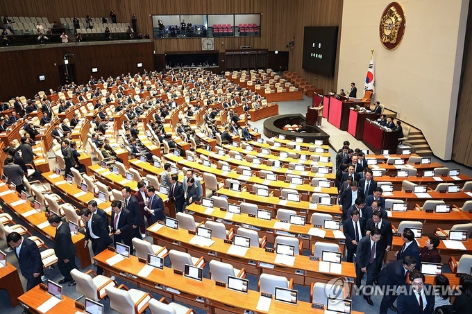【국민의힘, '김 여사 특검법' 표결 불참】 (서울=연합뉴스) 14일 오후 국회 본회의에서 국민의힘 의원들이 '김건희 여사 특검법' 수정안에 대한 반대토론을 마친 뒤 표결 전 퇴장하고 있다. 2024.11.14. / 연합뉴스
