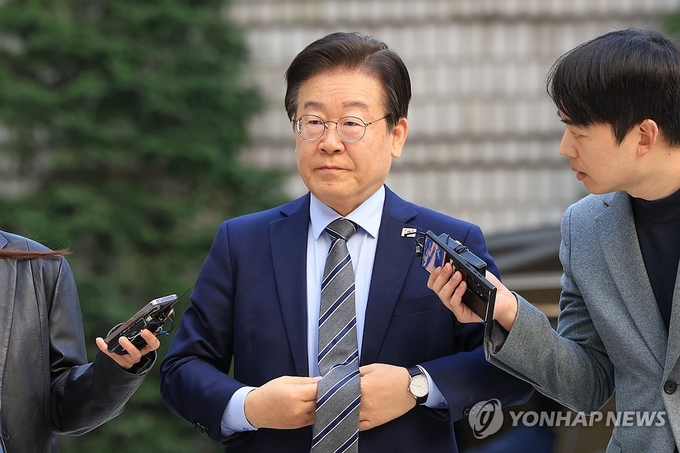 【더불어민주당 이재명 대표 공판 출석】 (서울=연합뉴스) 더불어민주당 이재명 대표가 12일 오전 서울 서초구 서울중앙지방법원에서 열린 대장동·백현동·위례신도시 개발비리 및 성남FC 불법 후원금 의혹 사건 1심 속행 공판에 출석하고 있다. 2024.11.15. / 연합뉴스