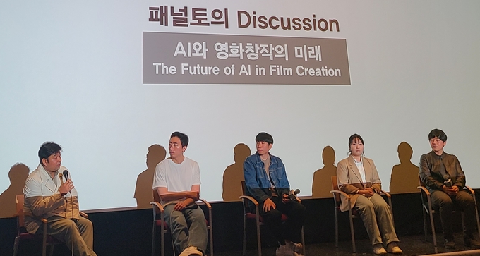 한예종 'AI와 창작의 미래' 콘퍼런스. (서울=연합뉴스) 15일 한국예술종합학교 서울 석관동 캠퍼스 케이시네에서 열린 '2024 이머시브 데이 국제 콘퍼런스'에서 참석자들이 논의하고 있다. 2024.11.15. / 연합뉴스