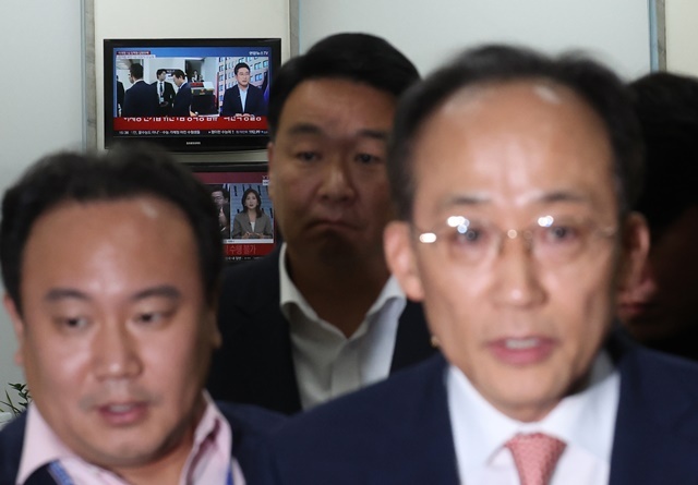 【이재명 대표 선고와 국민의힘】 (서울=연합뉴스) 국민의힘 추경호 원내대표가 15일 국회에서 더불어민주당 이재명 대표 법원 선고 관련 입장을 말한 뒤 간담회장을 나서고 있다. 2024.11.15. / 연합뉴스