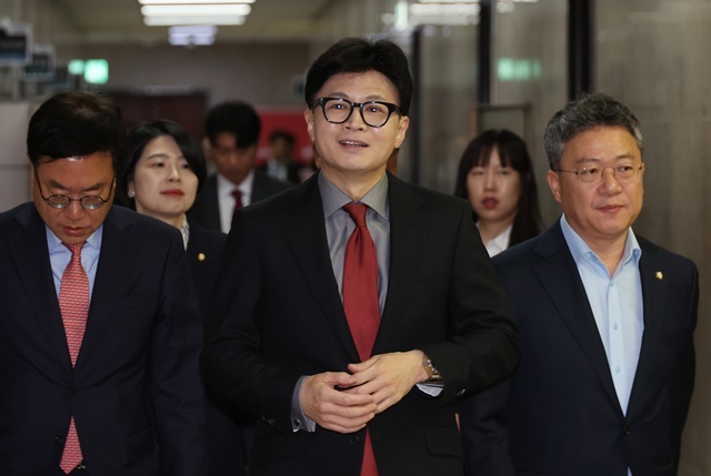 【최고위 입장하는 한동훈 대표】 (서울=연합뉴스) 국민의힘 한동훈 대표가 지난 14일 국회에서 열리는 최고위원회의에 입장하고 있다. 2024.11.16. / 연합뉴스