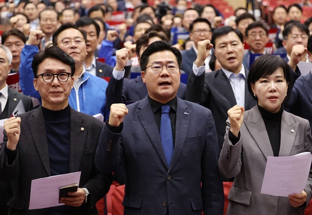 【구호 외치는 민주당 의원과 전국지역위원장들】 (서울=연합뉴스) 16일 오후 서울 여의도 국회의원회관에서 열린 전국 지역위원장-국회의원 비상 연석회의에서 더불어민주당 박찬대 원내대표(가운데), 김민석(왼쪽)·전현희 의원을 비롯한 참석자들이 정권규탄 구호를 외치고 있다. 2024.11.16. / 연합뉴스