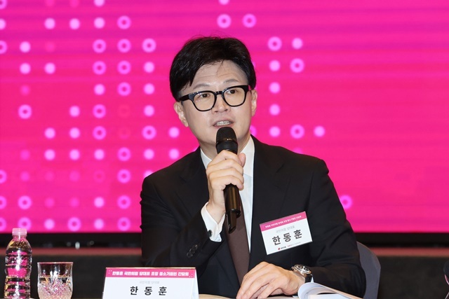 【중소기업인 간담회서 인사말하는 한동훈 대표】 (서울=연합뉴스) 국민의힘 한동훈 대표가 18일 오후 서울 영등포구 중소기업중앙회에서 열린 중소기업인 간담회에서 인사말을 하고 있다. 2024.11.19. / 연합뉴스