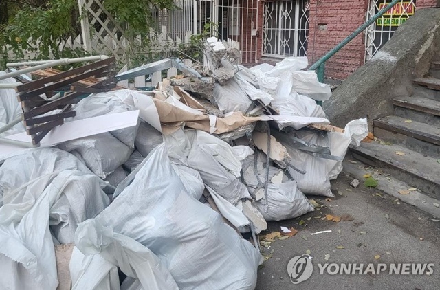 키이우 시내 드론 공습 흔적. (키이우=연합뉴스) 18일(현지시간) 우크라이나 수도 키이우의 한 주택 앞에 전날 드론 공습으로 파손된 건물의 잔해가 쌓여 있다. 2024.11.20. / 연합뉴스