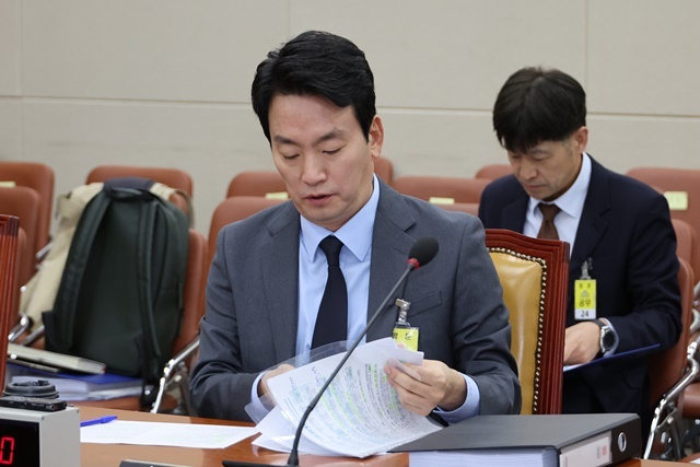 【사흘째 열린 청문회 참석한 박장범 KBS 사장 후보자】 (서울=연합뉴스) 박장범 KBS 사장 후보자가 20일 오전 국회 과학기술정보방송통신위원회에서 사흘째 열린 인사청문회에 참석하고 있다. 과방위가 KBS 사장 후보자에 대해 이틀 청문회를 진행한 것은 처음이었고, 사흘로 연장한 것도 이번이 최초다. 2024.11.22. / 연합뉴스
