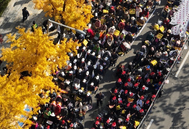 【법원 앞에서 열린 이재명 대표 반대집회】 (서울=연합뉴스) 더불어민주당 이재명 대표의 공직선거법 위반 혐의 1심 선고 공판이 열린 15일 오전 서울 서초구 서울중앙지방법원 인근에서 이재명 대표 반대집회가 열리고 있다. 2024.11.22. / 연합뉴스