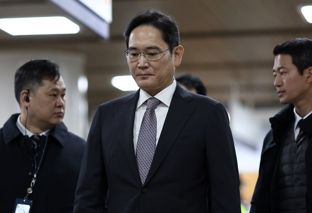 【이재용, 결심 공판 출석】 (서울=연합뉴스) 이재용 삼성전자 회장이 25일 오후 서초구 서울고법에서 열린 삼성 부당 합병 혐의 관련 2심 결심 공판에 출석하고 있다. 2024.11.25. / 연합뉴스