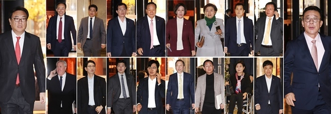 【여의도에 온 대통령실】 (서울=연합뉴스) 대통령실 정진석 비서실장(맨 왼쪽)과 홍철호 정무수석(맨 오른쪽)이 25일 국민의힘 추경호 원내대표 등 의원들과의 오찬을 위해 25일 여의도의 한 호텔 식당으로 들어가고 있다. 2024.11.25. / 연합뉴스