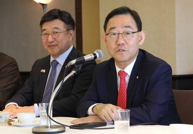 【한일의원연맹 "일본 측에 '사도광산' 유감 전달"】 (도쿄=연합뉴스) 한일의원연맹 회장인 주호영 국회부의장이 26일 일본 도쿄 뉴오타니호텔에서 열린 주일특파원 간담회에서 '사도광산 추도식' 문제에 대해 발언하고 있다. 주 회장은 전날 스가 요시히데 전 총리를 만났을 때 유감을 표명했다고 밝혔다. 2024.11.26. / 연합뉴스