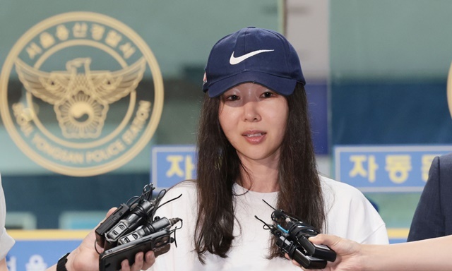 민희진 어도어 전 대표. (서울=연합뉴스) 민희진 어도어 전 대표가 7월 9일 오후 '업무상 배임' 혐의 관련 첫 소환 조사를 마친 뒤 서울 용산경찰서를 나서며 취재진 질문에 답하고 있다. 2024.11.26. / 연합뉴스