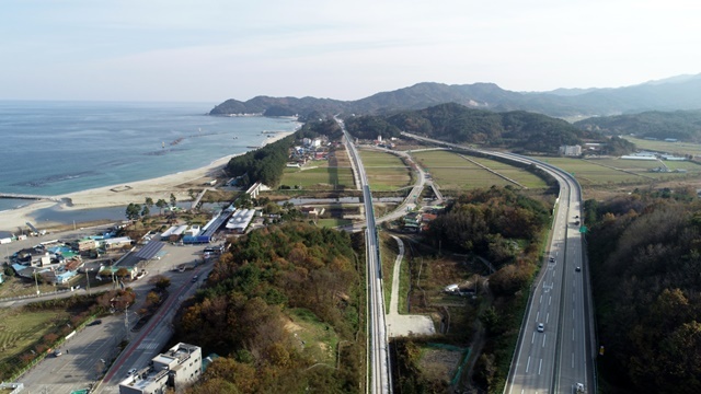 쭉 뻗은 동해선 삼척 구간. 2024.11.26. / 연합뉴스