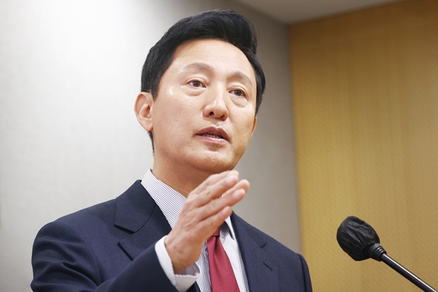 【명태균씨 관련 입장 밝히는 오세훈 서울시장】 (서울=연합뉴스) 오세훈 서울시장이 26일 오전 서울시청 브리핑룸에서 열린 소상공인 힘보탬 프로젝트 기자설명회를 마친 뒤 명태균, 강혜경 씨 관련 질문에 답하고 있다. 2024.11.26. / 연합뉴스