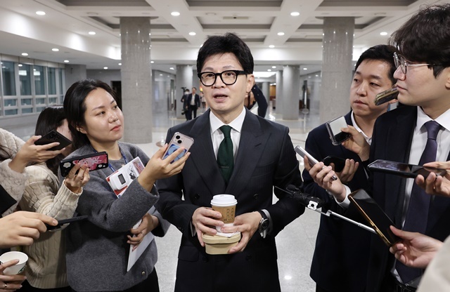 【질문에 답변하는 한동훈 대표】 (서울=연합뉴스) 국민의힘 한동훈 대표가 26일 오전 국회 의원회관에서 열린 국민의힘 초선의원 공부모임에 참석했다 나오며 취재진의 질문에 답변하고 있다. 2024.11.26. / 연합뉴스