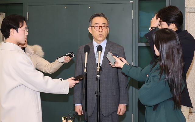 【질문에 답하는 조태열 장관】 (영종도=연합뉴스) 이탈리아 피우지에서 개최된 제2차 주요 7개국 협의체(G7) 외교장관회의에 참석했던 조태열 외교부 장관이 27일 오후 인천국제공항 제1터미널로 귀국, 사도광산 관련 보도진 질문에 답하고 있다. 2024.11.27. / 연합뉴스