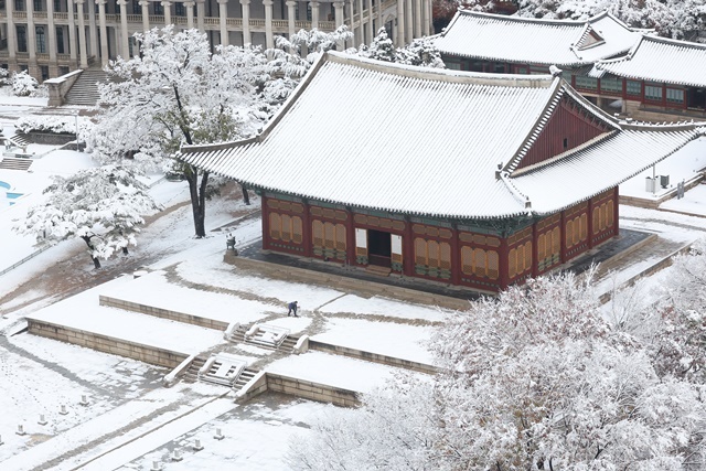 【눈 내린 덕수궁】 (서울=연합뉴스) 눈이 내린 27일 오전 서울 중구 덕수궁에서 관계자가 눈을 치우고 있다. 2024.11.27. / 연합뉴스