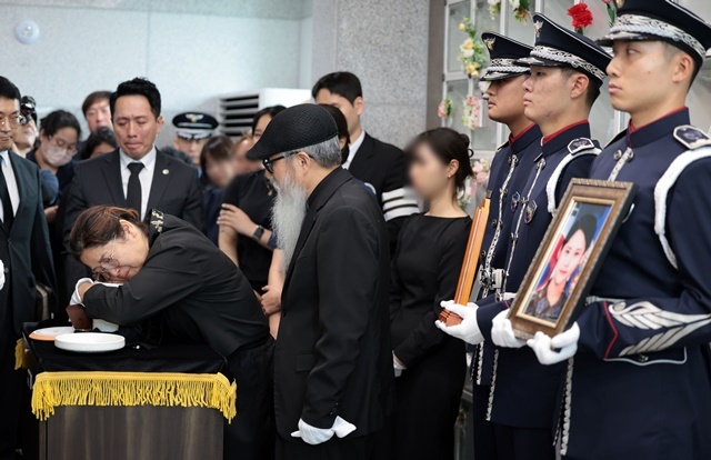 【고 이예람 중사 봉안식】 (서울=연합뉴스) 7월 20일 서울 동작구 국립서울현충원에서 열린 고(故) 이예람 중사 봉안식에서 유가족이 봉안 전 고인의 유골함을 마지막으로 끌어안고 있다. 2024.11.28. / 연합뉴스