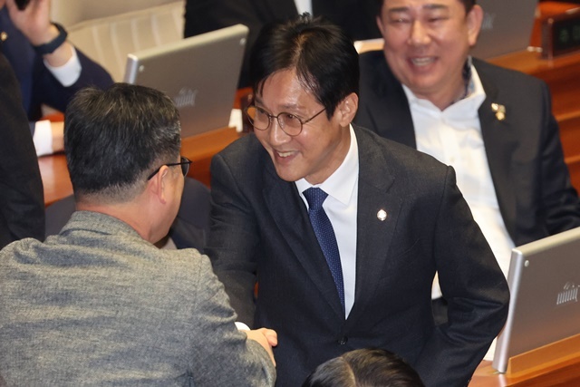 【악수하는 신영대 의원】 (서울=연합뉴스) 28일 오후 국회 본회의에서 더불어민주당 신영대 의원이 자신의 체포동의안에 대한 표결을 앞두고 신상발언을 마친 뒤 의원들과 악수하고 있다. 2024.11.28. / 연합뉴스