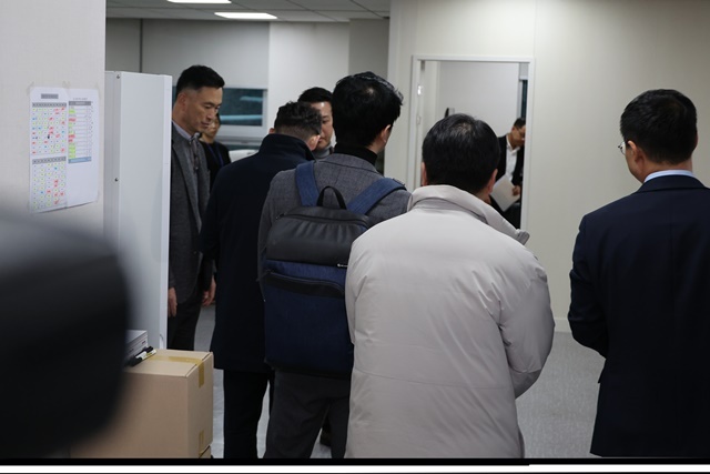 【국민의힘 기조국 사무실 들어가는 검찰 수사관들】 (서울=연합뉴스) 김건희 여사 '공천 개입 의혹'과 미래한국연구소의 '불법 여론조사 의혹' 사건 핵심 인물인 명태균 씨를 수사 중인 검찰 수사관들이 27일 오후 서울 여의도 국회 의원회관 내 국민의힘 기획조정국 사무실로 들어가고 있다. 2024.11.28. / 연합뉴스