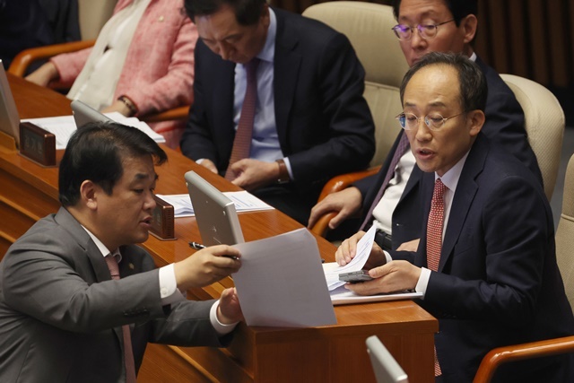 【대화하는 추경호-배준영】 (서울=연합뉴스) 28일 국회 본회의에서 국민의힘 추경호 원내대표와 배준영 원내수석부대표가 대화하고 있다. 2024.11.28. / 연합뉴스