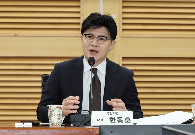 【축사하는 한동훈 대표】 (서울=연합뉴스) 국민의힘 한동훈 대표가 28일 오전 국회 의원회관에서 열린 디지털자산 STO 포럼 조찬 간담회에 참석해 축사하고 있다. 2024.11.28. / 연합뉴스