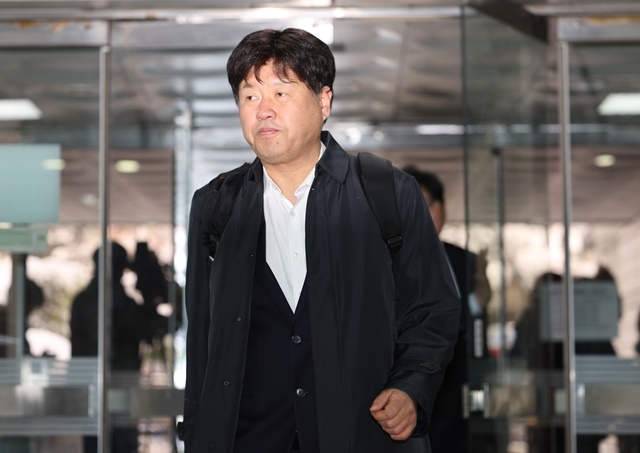 【결심공판 출석하는 김용 전 부원장】 (서울=연합뉴스) 김용 전 민주연구원 부원장이 28일 오전 서울 서초구 서울고등법원에서 열린 '불법 대선자금 수수' 관련 2심 결심 공판에 출석하고 있다. 2024.11.28. / 연합뉴스