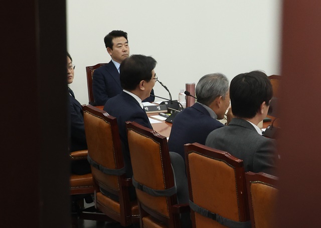 29일 오후 국회에서 열린 예산결산특별위원회 예산안조정소위원회. 박정 위원장(가운데)과 야당 간사인 더불어민주당 허영 의원(맨 왼쪽) 등이 회의 시작을 기다리고 있다. 2024.11.29. / 연합뉴스